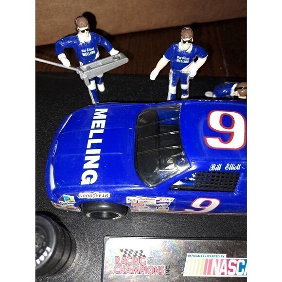 Vintage 1992 Racing Champions Bill Elliott #9 Melling 1:24 Car and Pit Crew - Picture 7 of 11